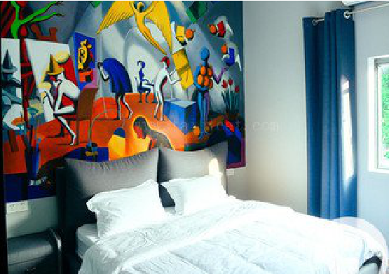 木里对于酒店的墙体彩绘而言更注重哪些方面？